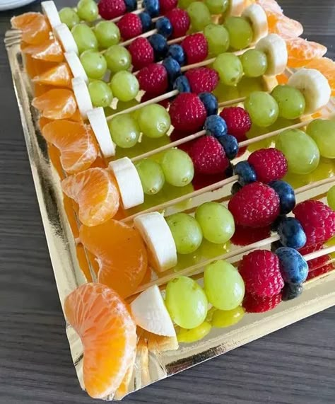 50+ Easy Make-Ahead Christmas Appetizers and Finger Foods - HubPages Make Ahead Christmas Appetizers, Γενέθλια Mickey Mouse, Healthy Summer Snacks, Fruit Kebabs, Fruit Platter Designs, Fruit Skewers, Party Food Buffet, Catering Ideas Food, Finger Foods Easy