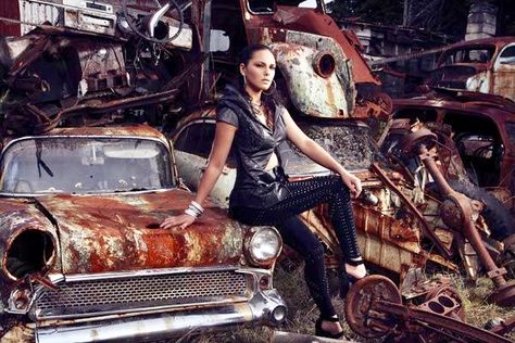 Junkyard foto Workplace Photography, Car Junkyard, Cow Boys, Creative Fashion Photography, Pin Up Models, Creative Photoshoot Ideas, Cycle 3, Next Top Model, Photoshoot Concept