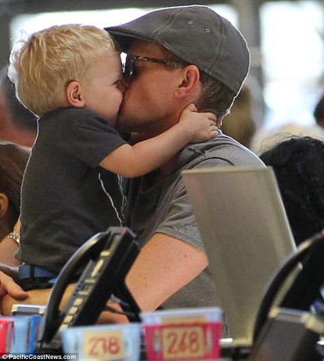 That's cute: Neil Patrick Harris gave his son Gideon a big kiss on Thursday as the family was departing at Los Angeles International Airport  Read more: http://www.dailymail.co.uk/tvshowbiz/article-2383688/Neil-Patrick-Harris-gives-son-Gideon-big-kiss-jetting-David-Burtka-twin-daughter.html#ixzz2bKCvzFiX  Follow us: @MailOnline on Twitter | DailyMail on Facebook Neil Patrick Harris And David Burtka, Neil Patrick Harris Family, David Burtka, Famous Babies, Neil Patrick, Neil Patrick Harris, Master Of Ceremonies, Big Kiss, David Boreanaz