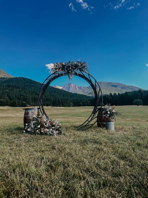 Bale Feeder Wedding Arch, Cow Pasture Wedding, Pasture Wedding Ceremony, Hay Ring Wedding Arch, Western Wedding Decor Ideas, Outdoor Western Wedding, Western Outdoor Wedding, Bridgeton Wedding, Simple Barn Wedding