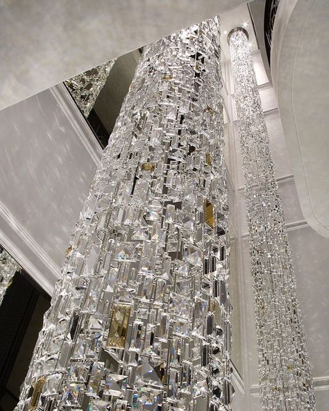 Julian Abrams on Instagram: “Swarovski crystal chandelier in a private villa in Monte Carlo. #lighting #lightingdesign #chandelier #stairs #luxury #luxurylife…” Luxury Lighting Chandeliers, Hotel Chandelier, Swarovski Crystal Chandelier, Bar Chandelier, Hotel Light, Mediterranean Villa, Contemporary Glam, Restaurant Lighting, Luxury Chandelier