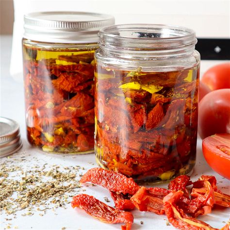 Preserving dried tomatoes in olive oil Dried Tomatoes In Oil, Tomatoes In Olive Oil, Tomatoes In Oil, How To Store Tomatoes, Types Of Tomatoes, Antipasto Platter, Sundried Tomatoes, Summer Tomato, Sun Dried Tomatoes