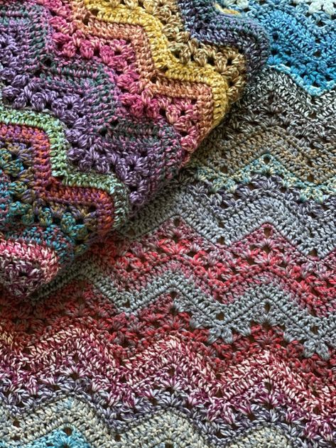 Crochet Blanket Patterns For Beginners, Free Crochet Blanket Patterns, Crochet Ripple Pattern, Kid Blanket, Mandala Yarn, Crocheted Blankets, Ripple Stitch, Crochet Cape, Cape Pattern