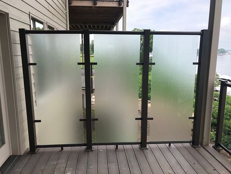 Is your deck right beside your neighbours? Or exposed to strong winds? Adding a privacy wall to your design may help you build a deck that will be more comfortable in the long run. A privacy wall creates a sense of division between your deck and what is on the other side. Here are 4 reasons why a privacy wall can add value to your deck. Frosted Glass Privacy Screen Deck, Hillside Patio, Outdoor Partition, Privacy Wall On Deck, Front Porch Pergola, Deck Privacy Panels, Glass Railing Deck, Aluminum Railings, Privacy Screen Deck