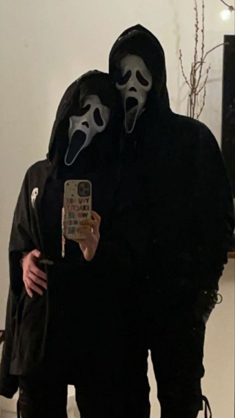 Ghost Face Matching Pfp, Scream Halloween Costume, Maddy Crum, Masc Girl, Ghost Face Mask, Scream Mask, Halloween Parejas, Dream Relationship, Grunge Couple