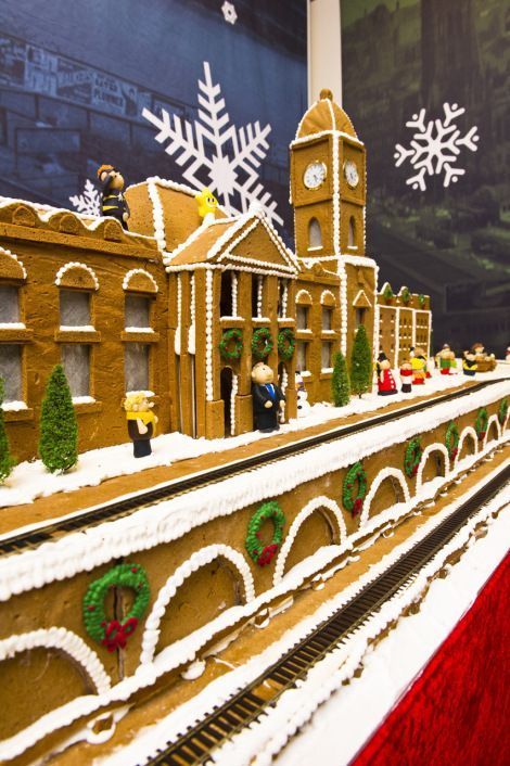 Edible Architecture, Gingerbread Town, Gingerbread Inspiration, Gingerbread Art, Gingerbread Creations, Polar Express Party, Gingerbread Ideas, All Things Gingerbread, Gingerbread House Cookies