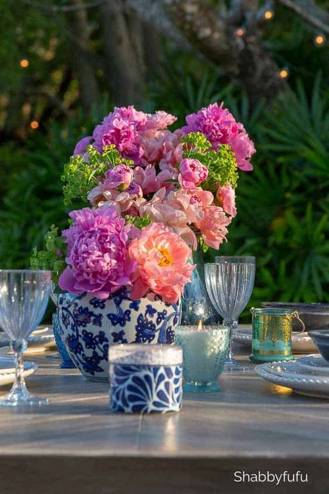 Easy Outdoor Summer Table Setting - Ideas & Tips Outdoor Table Centerpieces, Tablescapes Summer, Outdoor Table Decor, Summer Table Settings, Setting Table, Kids Picnic Table, Spring Table Settings, Table Setting Inspiration, Garden Party Decorations