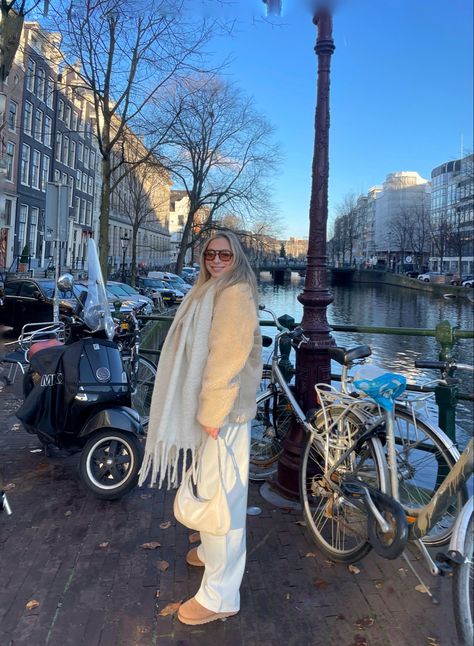 #amsterdam #winter #aesthetic #fashion #ootd #blogger Amsterdam Aesthetic Christmas, Amsterdam Fall Aesthetic, Winter In Amsterdam Outfit, Amsterdam Winter Aesthetic, Winter Amsterdam Outfits, Amsterdam Fashion Winter, Paris Looks Winter, Amsterdam Aesthetic Winter, Amsterdam Outfit Winter