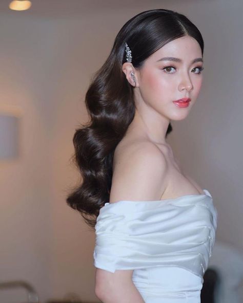 Bride Makeup Asian, Asian Wedding Hair, Bride Hair Down, Asian Wedding Makeup, Asian Bridal Hair, Hairdo Wedding, Long Hair Wedding Styles, Wedding Makeup Looks, Wedding Hair Inspiration