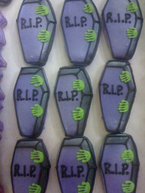 Coffin cookies Coffin Cookies Royal Icing, Coffin Cookies Decorated, Coffin Sugar Cookies, Coffin Cookies, Halloween Deserts, Halloween Food Desserts, Halloween Cookies Decorated, Halloween Coffin, Halloween Sugar Cookies