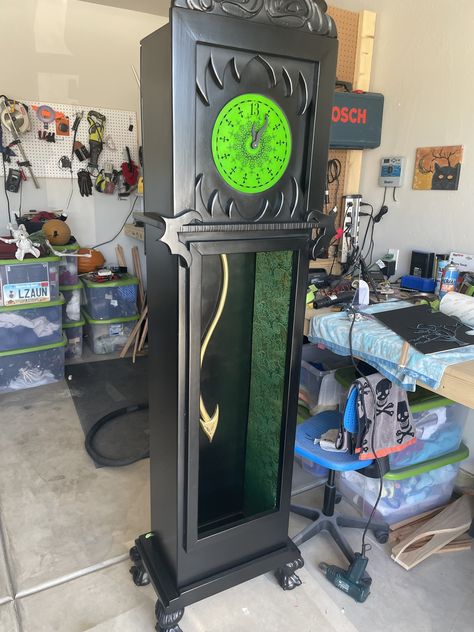 Haunted Mansion Clock, Stencil Table Top, Mansion Outdoor, Grandmother Clocks, Halloween Hayride, Stencil Table, Hunted Mansion, Halloween Entertainment, Halloween Interior