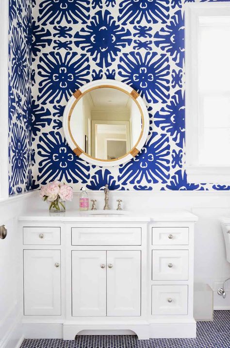 Patterner powder room - Trendir Kids Bathroom Remodel, Small Bathroom Wallpaper, Blue And White Wallpaper, Bohemian Bathroom, Farmhouse Side Table, Diy Backsplash, White Mirror, Trendy Bathroom, Blue Bathroom