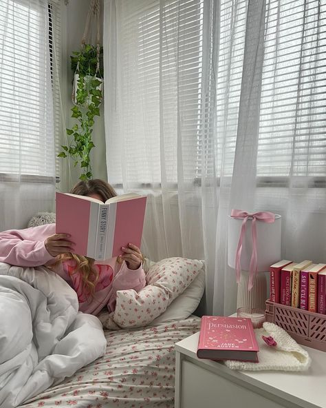 pink room aesthetic, book aesthetic, books, funny story by Emily Henry, pink room, room inspo, reading, bed aesthetic, bedroom Room Book Aesthetic, Pink Books Aesthetic, Emily Henry Books, One Dark Window, Dark Window, Emily Henry, Aesthetic Photoshoot, Room Book, Better Late Than Never