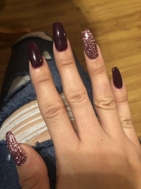 Fall Burgundy Nails Acrylic, Dark Brown Glitter Nails, Maroon Dip Powder Nails, Maroon Nails With Glitter, Burgundy Dip Powder Nails, Dark Maroon Nails Design, Dark Red Nails With Glitter, Dark Dip Powder Nails, Dark Purple And Gold Nails