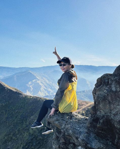 The best hike evahhhh. Super easy, super quick, but the view from way up there? Matchless. Sorry, Mt. Pulag, I gotta give the top spot to this one. Donwari, you're number 2 😂 Would you believe that my windbreaker's only PHP35.00? #hiking #philippines #mountains #trekking #nature #outdoors Hiking Philippines, Philippines Mountains, Mt Pulag, Best Hikes, Number 2, The View, Outdoors Adventure, Trekking, Super Easy