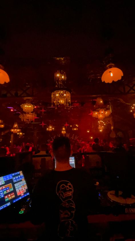 #light #clubing #aesthetic #paris #parisbynight #dance #nightclub #ambiance #vibes #party #dj Halloween Club Party, Aesthetic Paris, Clubbing Aesthetic, Dj Party, Halloween Party Decor, Old House, Night Club, Halloween Party, Dj