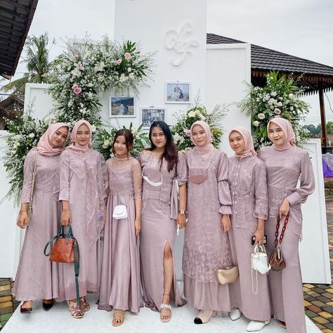 Bridesmaid Dresses Hijab Satin, Bridesmaid Dresses Hijab, Model Dress Kebaya, Braidsmaid Dresses, Ootd Simple, Muslimah Wedding Dress, Bridal Party Attire, Hijab Wedding, Simple Hijab