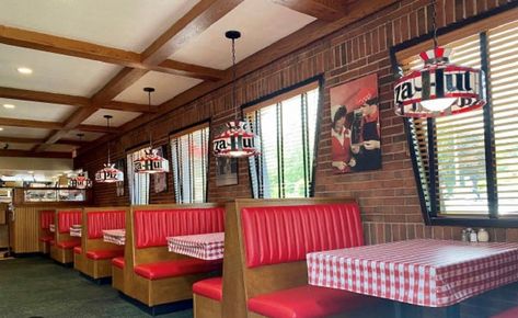 Inside the Texas Pizza Hut which hasn't changed since the '80s 80s Pizzaria Aesthetic, Hut Aesthetic, Old School Pizza, School Interiors, Pizza Hut Restaurant, School Pizza, Pizza Store, Vintage Pizza, Diner Aesthetic