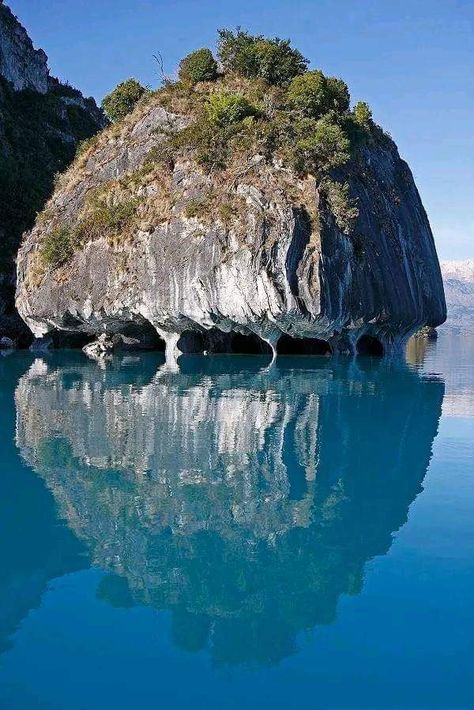 Catedral de Mármol - Reserva Natural de Chile 🇨🇱 Provincia Gral Carrera. El santuario de la naturaleza Capilla de Mármol es un monumento nacional de Chile, constituido por un conjunto de formaciones minerales de carbonato de calcio. Se ubica en la ribera O del lago General Carrera, Región de Aysén, en las cercanías de Puerto Río Tranquilo y a 223 km al S de la capital regional, Coyhaique. A lo largo de los años, las aguas del lago —el segundo más grande de América del Sur— han erosionado los Patagonia Chile, The Cathedral, World Traveler, Patagonia, Chile, Natural Beauty, Wonder, Architecture, Water