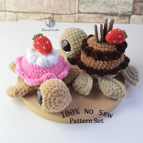 Easy crochet Birthday Turtles pattern! 100% No Sew Pattern. Only the strawberry is attached by sewing! Easy to crochet turtle plush! It will make the best gift for your kids or even a friend who loves turtles. Each year for our birthday (we are twin sisters) I crochet something! Last year we made the Birthday Gnomes and this year I made a pair of cute birthday turtles. The turtle is crocheted using the no-sew method. First, we will crochet the fins and head and later attach them as we crochet al Crochet Birthday, Turtle Cupcakes, No Sew Crochet, Crochet Turtle Pattern, Pattern Cake, Crocheted Animals, Patterned Cake, Easy Crochet Animals, Crochet Turtle