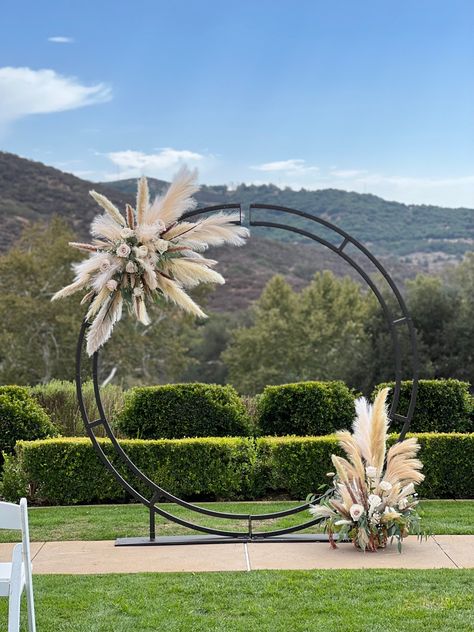 Pampas Circle Arch, Hay Ring Wedding Arch, Round Arch Decoration Wedding, Circle Arch Wedding, Circle Wedding Arch, Cow Baby Shower Theme, Fall Roses, Fall Wedding Arches, Protea Wedding