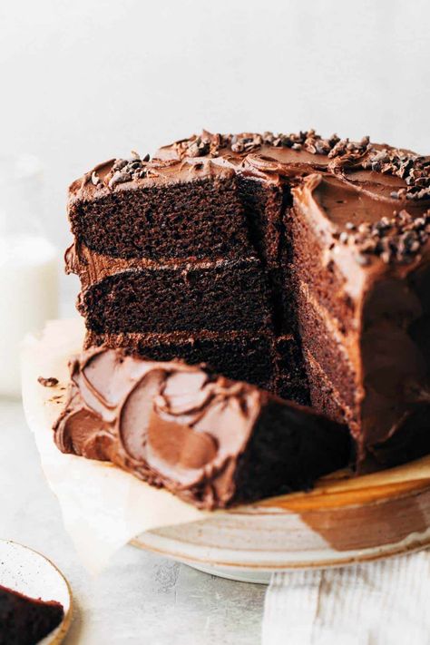 This is seriously the BEST vegan chocolate cake recipe. It's super soft and moist with a creamy chocolate frosting. It's impossible to tell it's vegan! Vegan Sponge Cake, Best Vegan Chocolate Cake, Df Meals, Creamy Chocolate Frosting, Vegan Chocolate Frosting, Vegan Pastry, Vegan Chocolate Cake Recipe, Butternut Bakery, Sponge Recipe