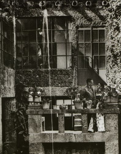 Frida with her 'Panzón' in her yard. Mexican artists Frida Kahlo (1907-1954) & Diego Riviera (1886-1957) overlooking the garden at La Casa Azul, Coyoacan, Mexico City. Aztec Artifacts, Frida Kahlo Exhibit, Frida Kahlo Diego Rivera, Frida And Diego, Ancient Aztecs, Frida Art, Nobel Prize In Literature, Diego Rivera, Mexican Artists