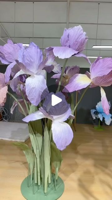 Giant Flower Wedding, Paper Iris, T Party, Iris Flower, Crepe Paper Flowers, Iris Flowers, Decorative Design, Flower Wedding, Crepe Paper