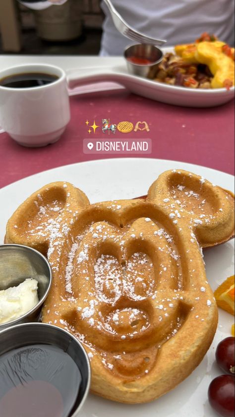 Carnation Cafe Disneyland, Disney World Breakfast, Mickey Breakfast, Disneyland Breakfast, Disneyland Paris Aesthetic, Disney Breakfast, Disneyland Florida, Mickey Waffles, Disneyland Aesthetic