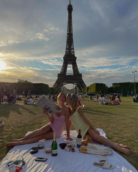 Torre Eiffel Paris, Parisian Summer, Paris Dream, Paris Vibes, Girly Outfit, Paris Summer, Paris Vacation, Best Friend Outfits, Parisian Life