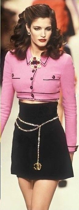 Stephanie Seymour - CHANEL. S/S 1994 Hand Costume, 90s Fashion For Women, Channel Outfits, Sophie Dahl, 1980s Fashion Trends, 90s Runway Fashion, Stephanie Seymour, Runway Fashion Couture, Runway Outfits