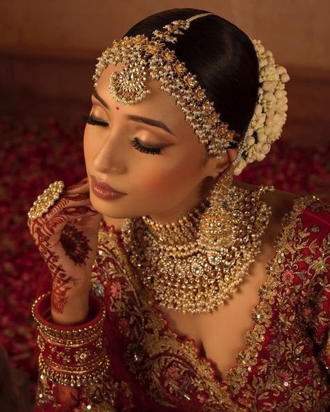 Rajasthani Wedding Jewelry To Get A Traditional Vibes Indian Gold Jewellery Aesthetic, Bridal Nath Designs, Rajasthani Wedding, Rajasthani Jewelry, Brown Stuff, Bangladeshi Wedding, Rajasthani Jewellery, Indian Brides Jewelry, South Indian Wedding Hairstyles