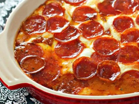 Pepperoni Pizza Chicken Bake | This layered baked casserole combines flattened chicken breast with a rich low carb pizza sauce topping. Top it all off with creamy mozzarella cheese and zesty pepperoni rounds. Few ingredients and tons of flavor. @culinaryenvy Pepperoni Pizza Chicken, Pizza Chicken Bake, Chicken Pepperoni, Delish Dinners, Pepperoni Chicken, Tastee Recipe, Pizza Chicken, Diet Dinner Recipes, Parmesan Recipes