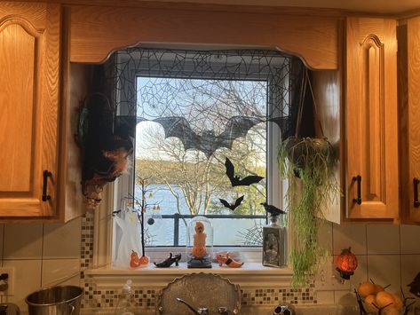 Window Sill Halloween Decor, Halloween Bay Window, Window Halloween Decorations, Window Halloween, Window Decorations, Halloween 2024, Halloween Inspo, Kitchen Window, Fall Home