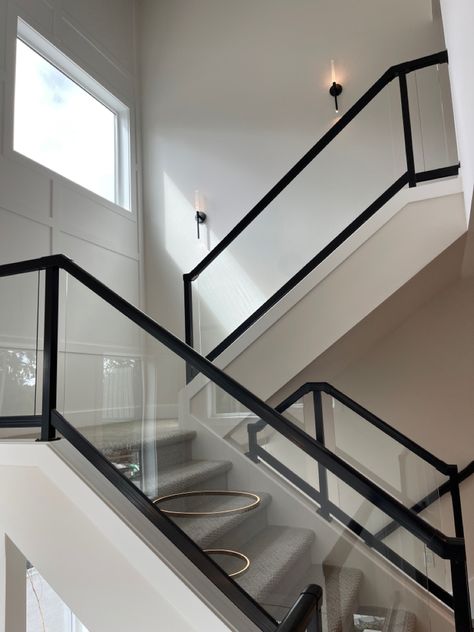 Black And Glass Banister, Staircase Design Glass Railings, Stairs Glass Railing Design, Stairs With Glass Railing, Glass Staircase Railing, Black Stair Railing, Glass Railing Stairs, Glass Handrail, Indoor Railing