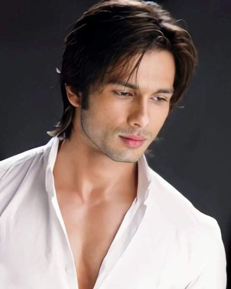 Beautiful Landscape Pictures, Vintage Bollywood Aesthetic, Bollywood Aesthetic, 90s Bollywood Aesthetic, Detective Aesthetic, Retro Bollywood, Men Hair Color, 90s Bollywood, Shahid Kapoor