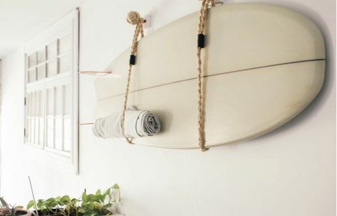 Surfer Bedroom Ideas, Beach Room Ideas, Surfer Bedroom, Surfer Girl Bedroom, Surfboard Wall Rack, Decoration Surf, Surfboard Storage, Deco Surf, Surfboard Rack