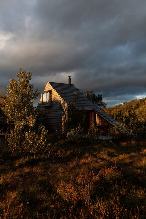 Cabin Thunder Top in Norway doubles as a viewpoint and ski jump Cottage Tree House, Norway Cabin, Small Living Ideas, Bird Chirping, Norwegian Cabin, Norwegian Architecture, Small Wood Stove, Winter List, Ski Jump