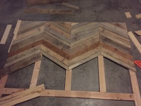 Pallet Bed Head, Pallet Board Headboard, Herringbone Headboard, Diy Headboard Wooden, Pallet Headboard Diy, Headboard Inspiration, Diy Wood Headboard, Pallet Headboard, Head Board