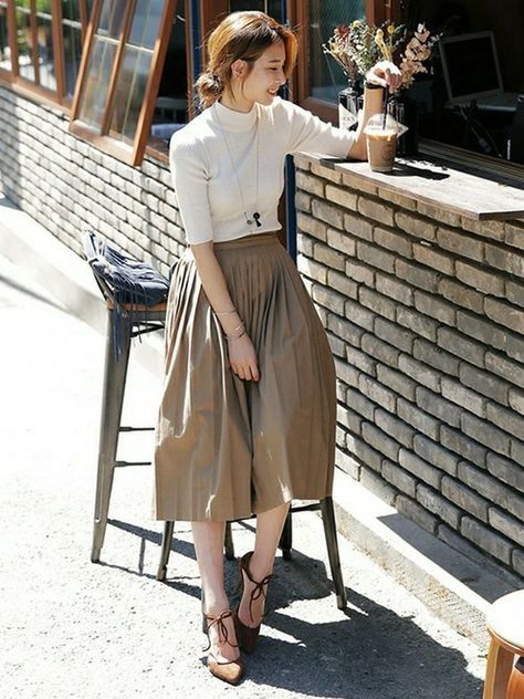 Minimalist Uniform, Ootd Campus, Office Ootd, Minimal Stil, Japanese Fashion Women, Minimalist Moda, Belted Skirt, Long Skirt Fashion, Looks Party