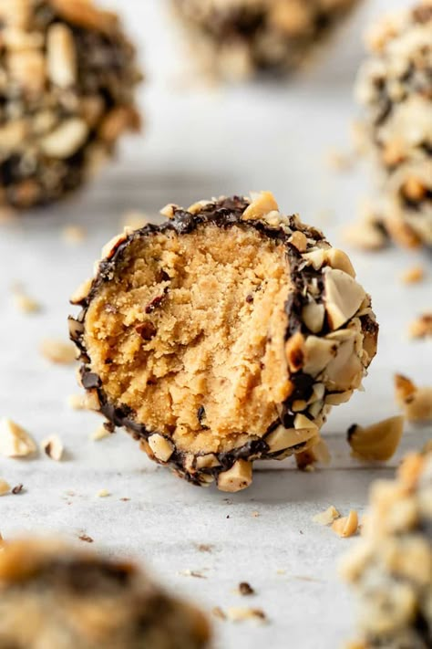 Raw Vegan Truffles, Raw Vegan Food Recipes, Snickers Truffles, Healthy Sweet Breakfast, Raw Snickers, Raw Vegan Breakfast, Peanut Butter Truffles, Raw Vegan Desserts, Desserts Vegan