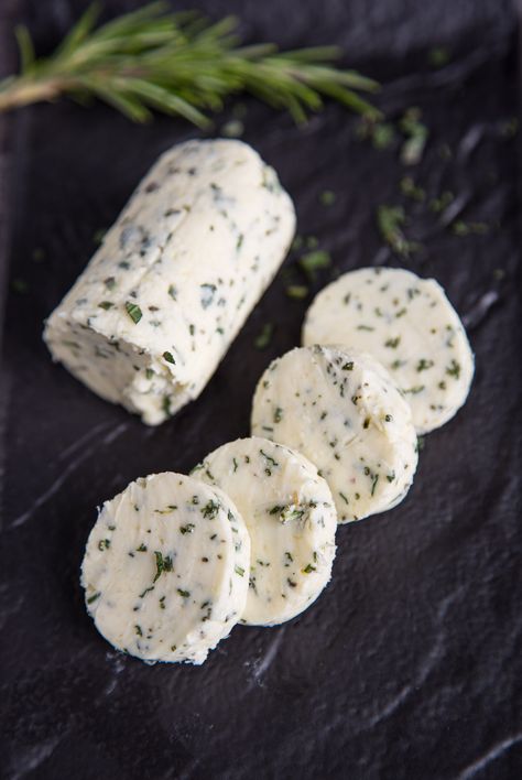 A simple garlic and herb compound butter recipe for grilled steak, plus variations for different compound butter combinations. Butter For Steaks, Steak Compound Butter, Herb Compound Butter, Chive Butter, Roasted Bone Marrow, Bread Roast, Compound Butter Recipe, Smoked Prime Rib, Garlic Uses