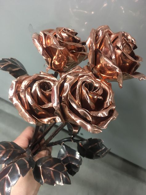 Roses Artwork, Metal Roses, Copper Crafts, Copper Diy, Welding Art Projects, Copper Art, Copper Rose, Sculpture Metal, Metal Art Welded