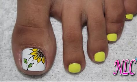 Sunflower Toenails Design, Daisy Toe Nail Designs, Sunflower Toenails, Sunflower Pedicure, Sunflower Toe Nails, Flower Pedicure, Flower Toe Nails, Toenail Art Designs, Easy Toe Nail Designs