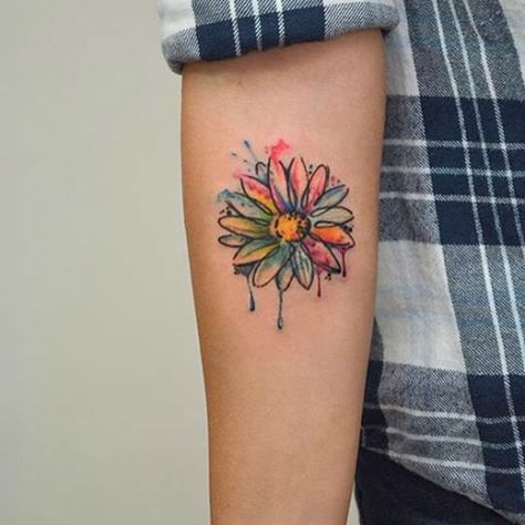 24 Photos of Cheerful Daisy Tattoos Colors For Tattoos, Daisy Tattoo Designs Vintage, Watercolor Daisy Tattoo, Small Daisy Tattoo, Daisy Tattoos, Daisy Watercolor, Daisy Tattoo Designs, Cheerful Daisy, Daisy Flower Tattoos