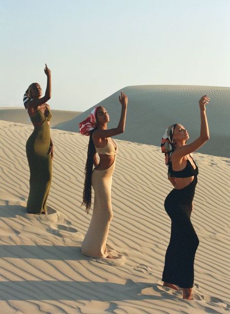 Desert Photoshoot Ideas, Desert Photoshoot, Mode Hippie, Glam Photoshoot, Egypt Travel, 인물 사진, Vacation Outfits, The Sand, Favorite Dress