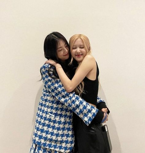 Rosé & Jiyoon BLACKPINK WORLD TOUR 2022 Rosé Sister, Rosé Instagram, Park Rosé, Rosé Jisoo, Blackpink Funny, Rosé Blackpink, Kim Jisoo, Blackpink Photos, Blackpink Rose