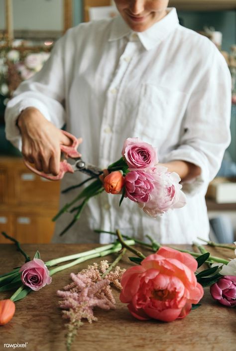 Florist Brand, Arranging Flowers, Flower Photoshoot, Flower Store, Florist Shop, Flower Studio, Front Porch Ideas, Floral Studio, Floral Photography