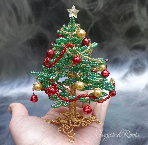 Jul Diy, Christmas Tree Beads, Beaded Christmas Decorations, Wire Tree Sculpture, Wire Trees, Gift Drawing, Wire Tree, Christmas Bead, Tree Sculpture