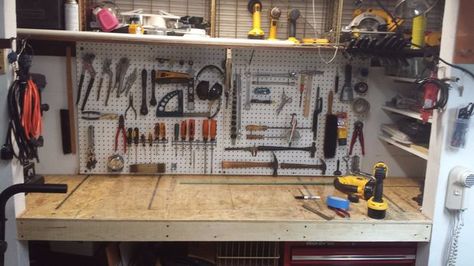 Picture of Workbench in closet  I could customize this for my jewelry workbench Simple Workbench Plans, Workbench Plan, Garage Workbench Plans, Portable Workbench, Warehouse Loft, Workbench Designs, Building A Workbench, Custom Table Top, Diy Workbench